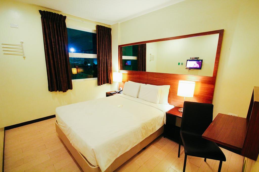 Go Hotels Баколод Екстер'єр фото